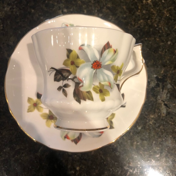 Vintage -Royal Gregg Bone China Teacup and Saucer, Dogwood Patterned Teacup 🇨🇦 - Picture 8 of 8